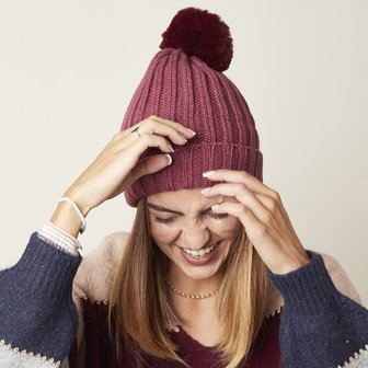 Warme dames muts Unicolor|Bordeaux rood|Gebreide beanie|Nepbont pompom