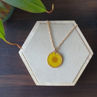 Summerlike necklace Daisy|Resin art yellow flower|Gold colored necklace