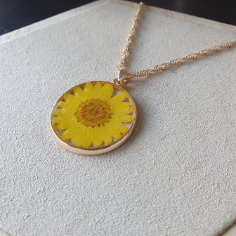 Summerlike necklace Daisy|Resin art yellow flower|Gold colored necklace