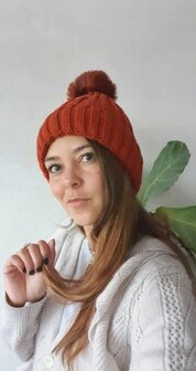 Warme dames muts Furry|Roestbruin rood|Gebreide beanie|Nepbont pompom