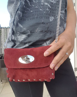 Scarfz suede clutch tas bordeaux rood sfeer