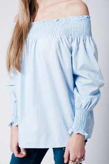 Scarfz-blauwe-off-shoulder-overhemdblouse-met-lange-mouwen voorkant