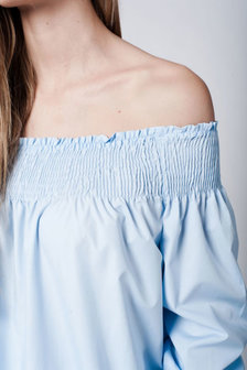 Scarfz-blauwe-off-shoulder-overhemdblouse-met-lange-mouwen schouder detail