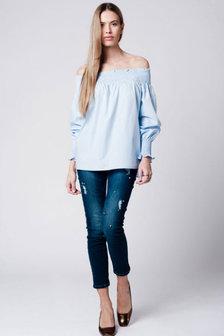 Scarfz-blauwe-off-shoulder-overhemdblouse-met-lange-mouwen complete look