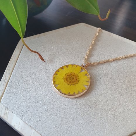 Zomerse ketting Daisy|Bloemenkunst|Gele bloem|Goudkleurige ketting