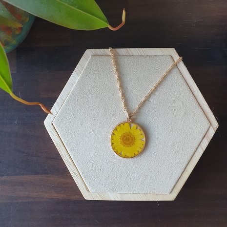 Zomerse ketting Daisy|Bloemenkunst|Gele bloem|Goudkleurige ketting