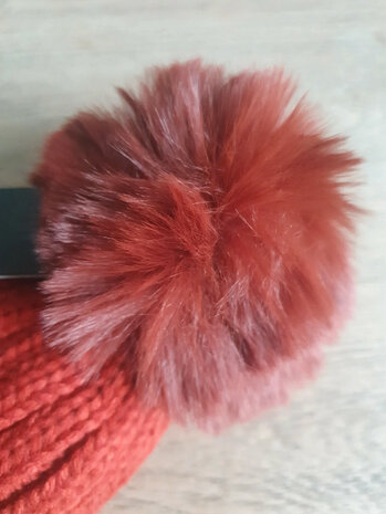 Warme dames muts Furry|Roestbruin rood|Gebreide beanie|Nepbont pompom
