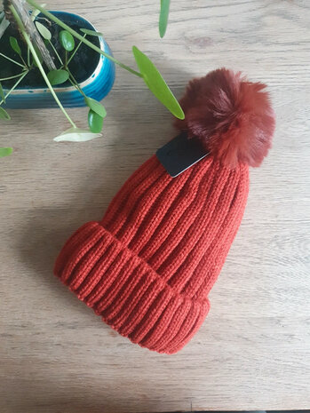 Warme dames muts Furry|Roestbruin rood|Gebreide beanie|Nepbont pompom