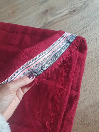 Vierkante dames sjaal Colourful Rows|Vierkante shawl|Bordeaux rood|Aztec bies