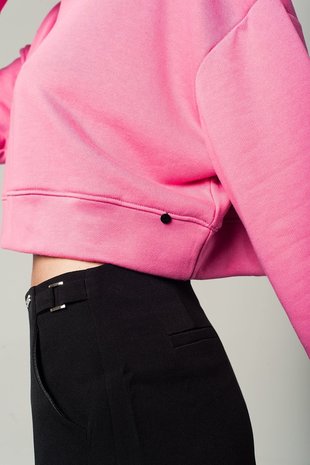Scarfz roze cropped sweatshirt geborduurde roos closeup